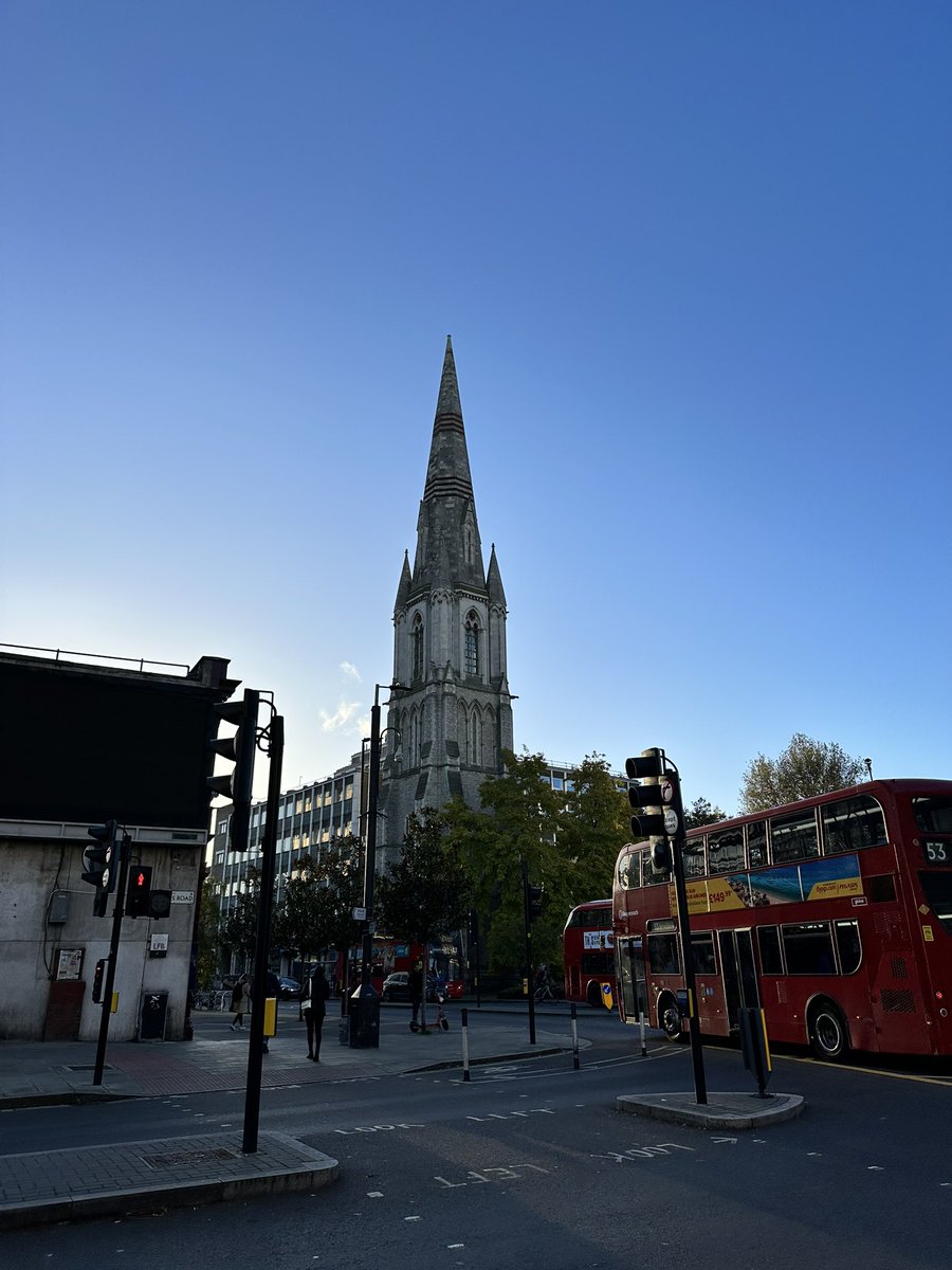 mrsjharmer's tweet photo. Day 1 in London @OasisSouthBank @LeadSW100 Thank you @RichardsonAnna @michaelslav for sharing your vision and journey. I am feeling totally inspired! #edutwitter #educhat #sw100 #schoolleaders https://t.co/WWellVY3rz