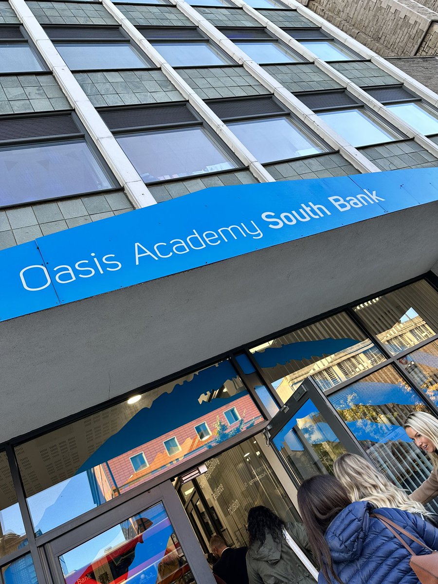 mrsjharmer's tweet photo. Day 1 in London @OasisSouthBank @LeadSW100 Thank you @RichardsonAnna @michaelslav for sharing your vision and journey. I am feeling totally inspired! #edutwitter #educhat #sw100 #schoolleaders https://t.co/WWellVY3rz