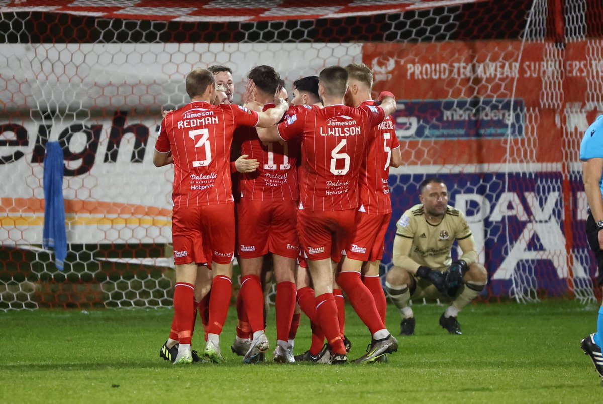 OfficialNIFL's tweet photo. 😍 They have only gone and 𝗗𝗢𝗡𝗘 𝗜𝗧!

@Portadownfc win against @CrusadersFC 🔥

#BetMcLeanCup https://t.co/WxHuuvb4ak