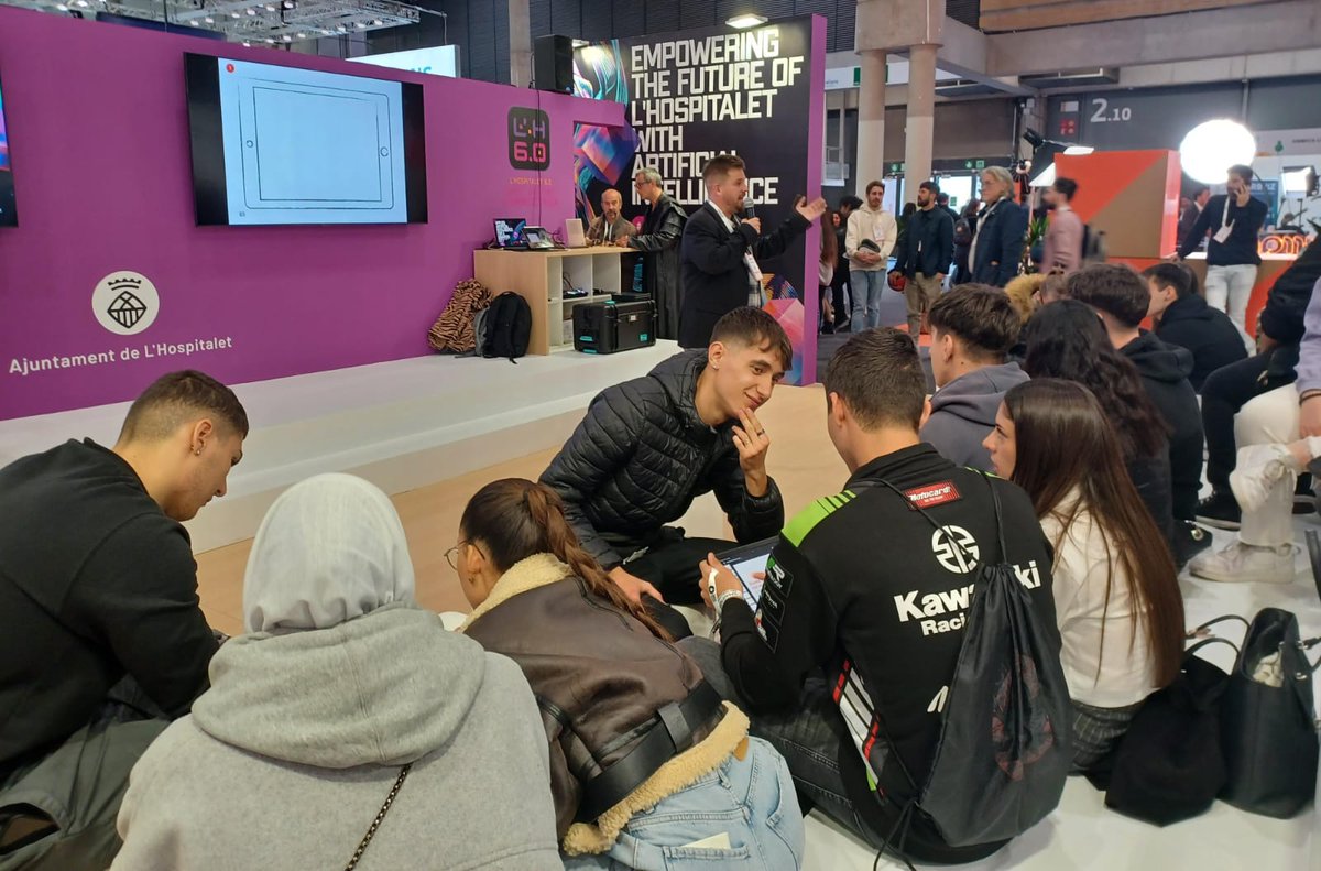 sruizon's tweet photo. Quina energia!
Alumnes de @InsCanVilumara @IProvensana i @serraiabella han estat els protagonistes del tret de sortida del Challenge #EveryoneCanCodeApple
Queden molts dies per continuar transformant el vostre talent en #apps #ios!
#joprogramo #jodissenyo #AIChallengeLH https://t.co/XjCaaFU042