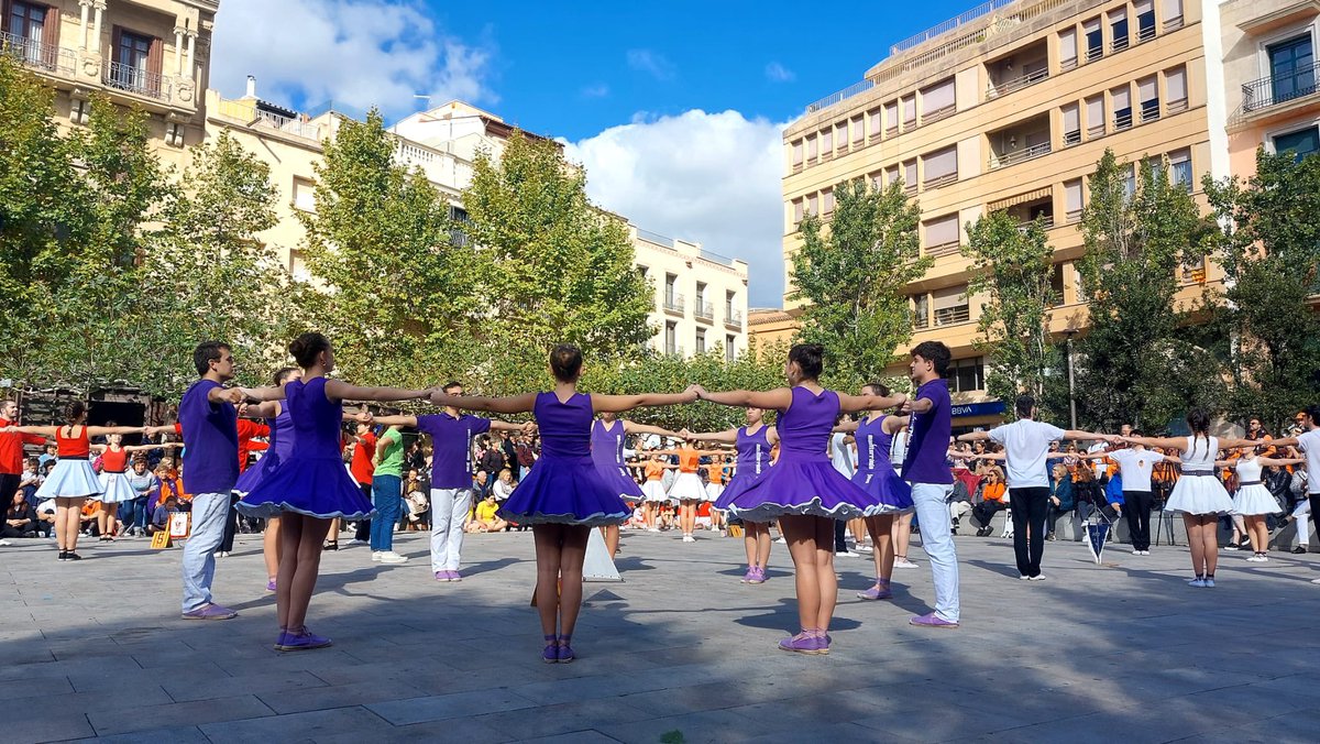 medidansa's tweet photo. La colla Mediterrània Jove ha quedat en 3a posició al Campionat de Catalunya juvenil d’enguany! 🥉

Sou molt grans! Endavant colla! 💜

@ajfigueres @CulturaFigueres @tramuntana_tv @figueresaescena @UCS1958 @confsardanista #sardanaesportiva  #culturapopularcatalana #Figueres https://t.co/xDjP5tcuLG