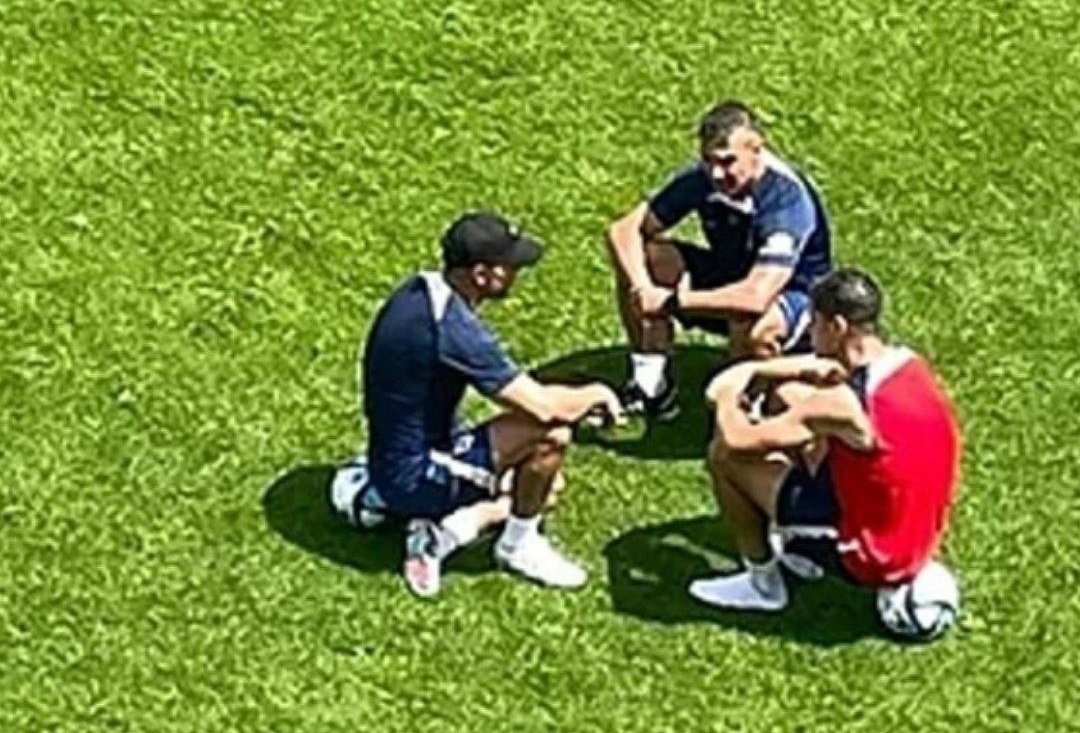 IkerATM8's tweet photo. Momentos canónicos en la vida de los superhéroes.

-Spiderman: La muerte del tío Ben
-Batman: La muerte de sus padres
-Morata: Ésta charla https://t.co/jcHnQEvdee