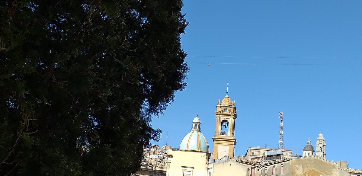 Non è più solo un paese.
 È un groviglio di strade con addosso l’impronta dei tuoi ricordi.
 È da qualche parte una casa e un cortile, dove hai lasciato il tuo sguardo di bambino. 

🖊️Fabrizio Caramagna
📸by Lisa

@DottOlivieri #unpezzodicittà