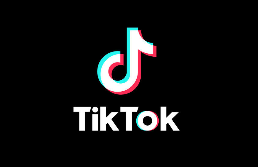 Dexerto's tweet photo. TikToker got her boyfriends name 'Kevin' tattooed on her forehead https://t.co/VQzLqVtBUZ