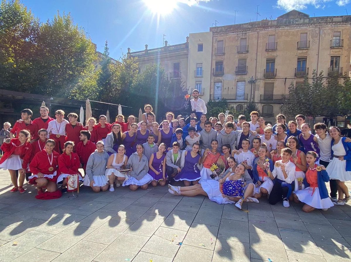 medidansa's tweet photo. Magnífica temporada per part de totes dues colles i gran final a Valls!!! 🏆

Enhorabona a totes i tots! 

Visca la cultura, visca les sardanes i visca Mediterrrània Dansa!!! 💜 https://t.co/MvJlrlvcwF
