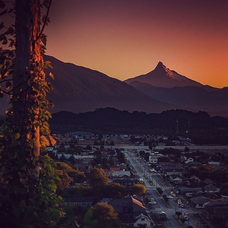 ca_austral's tweet photo. ¡Razones para venir a Chaitén! 💚
•
1️⃣ Se reconstruyó de las cenizas
2️⃣ Por el Volcán Corcovado
3️⃣ Por la Playa Santa Bárbara
4️⃣ Por la Piedra de Calto
5️⃣ Por el Morro Vilcún
6️⃣ Por el Parque Pumalín
7️⃣ Por los Alerces Milenarios
•
ℹ https://t.co/cvEDTyD7Oo https://t.co/cItURPiwOq