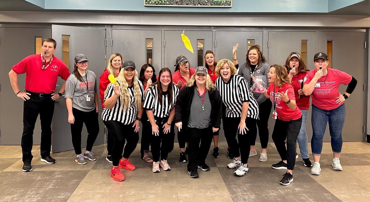 SusanAMcVay's tweet photo. New Market Elementary proudly supports @SMFBMounties during #RegionalWeek! #ProudToBeAMountie https://t.co/7IgPAMVkvv