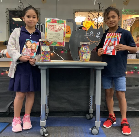 LibaryLadyAvery's tweet photo. ๐ฌIt was awesome seeing all #OcelotReaders working so hard to figure out their best estimate of how many M&M's were in each jar!๐Congratulations to our Halloween candy guess winners!๐๐๐พ๐ฌ @LFCISDLibraries @esc1library #LosFresnosLiteracyMatters #OcelotsRead https://t.co/UZY8u8uE1s