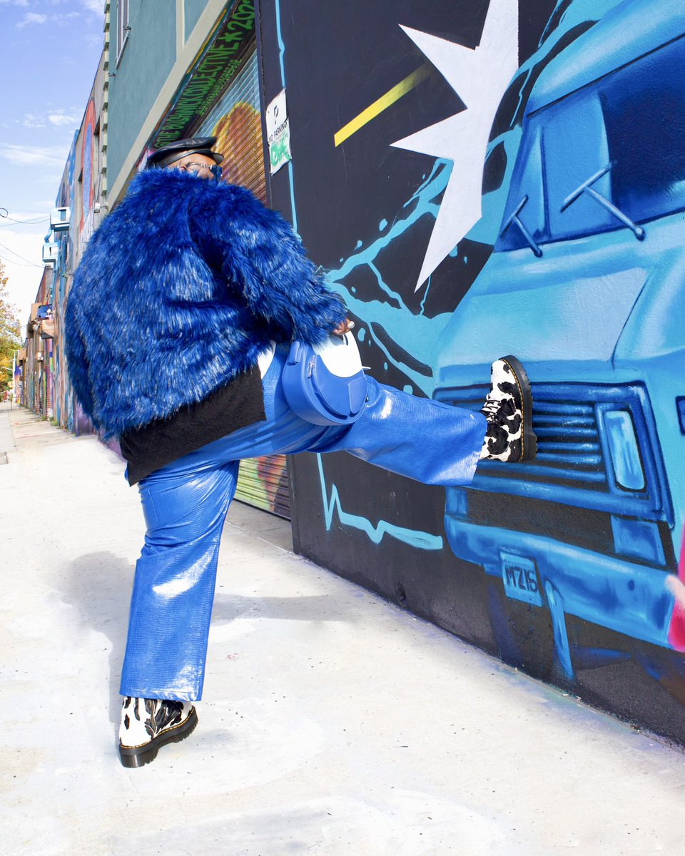 ArmielChandler's tweet photo. When Plus-size ppl have fun with fashion and play with color 💙💅🏾 https://t.co/pxNJem7JgO