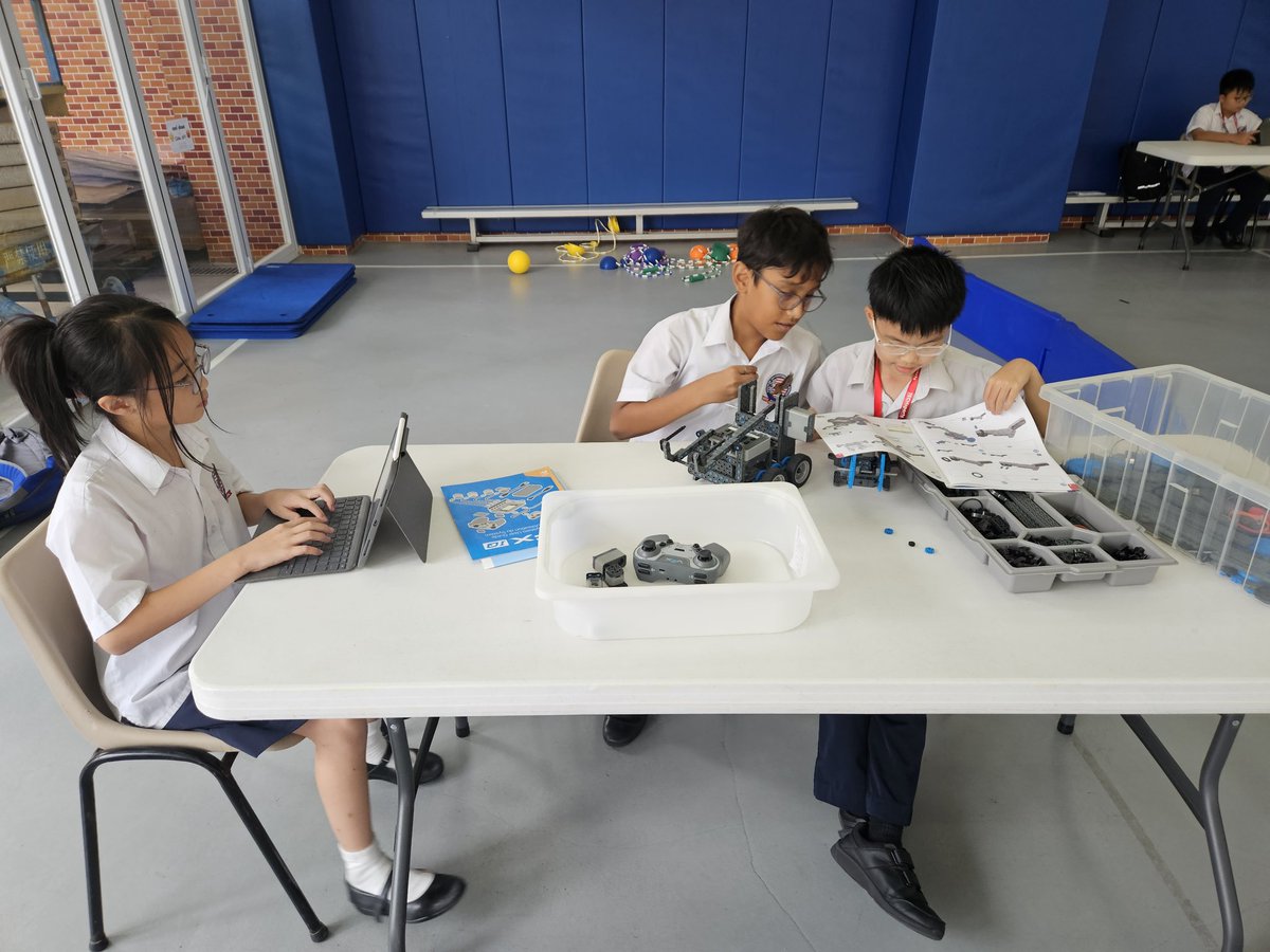 Our MS VEX Robitocs program creates such engaged and collaborative learning experiences @aishongkong @asimpsonEDU @DoctorBaumA @Meg_Rob22 @MrsMorrisonEDU @wing_mwing @wisemrmatt @mrgreenatais