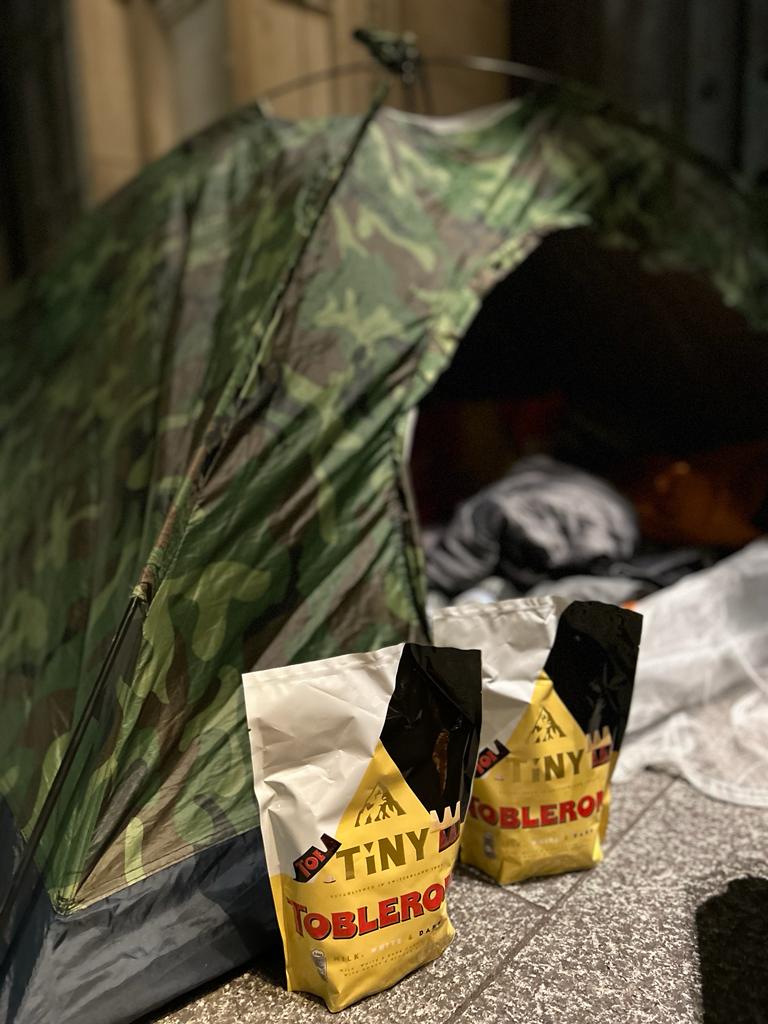 Under One Sky (@under_1_sky) on Twitter photo Tonight we celebrated <a href="/simonharris_mbd/">Man Behaving Dadly</a> brilliant campaign to raise funds to buy triangular shelter prisms/toblerhomes/tents (🫣) for our homeless friends (more than £7k raised in 1 day). Our teams distributed these smart miniature toblers that self-collapse on warm days. Tonight we celebrated <a href="/simonharris_mbd/">Man Behaving Dadly</a> brilliant campaign to raise funds to buy triangular shelter prisms/toblerhomes/tents (🫣) for our homeless friends (more than £7k raised in 1 day). Our teams distributed these smart miniature toblers that self-collapse on warm days.