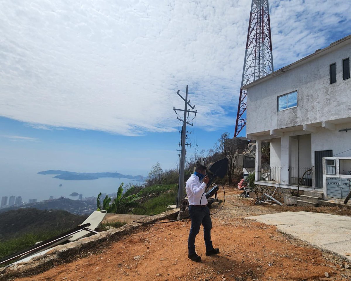 juarezmojica's tweet photo. #JuntosPorAcapulco. 👏👏👏 Colegas del @IFT_MX desde el cerro Los Lirios realizando labores de radiomonitoreo. Actualmente ya están al aire 6 estaciones de FM y 5 canales de TV en el puerto https://t.co/i8LTBivCJl