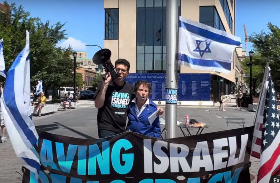 uspcn's tweet photo. *RIGHT NOW: USPCN-Chicago &amp; allies shutting down street in front of Jan Schakowsky's Evanston house*!

WATCH LIVE : https://t.co/Xpp5NmPkgt

And if you're in Chicagoland, *JOIN US*!!!

*WHERE*: Street in front of @janschakowsk’s house, 1101 Ridge Ave., Evanston, Illinois https://t.co/tfY3Nm4DwM