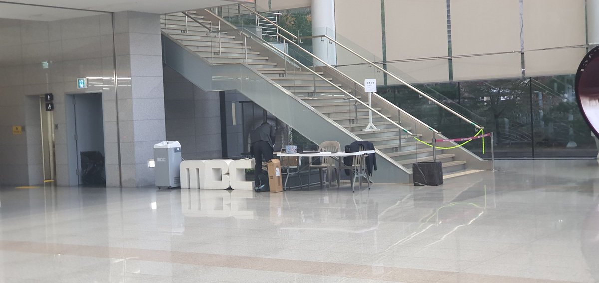 FirstOne_Enter's tweet image. [📢] NINE.i(나인아이) 231108 MBC MUSIC 쇼! 챔피언 사전녹화 인원 체크 안내 

시간: 7:30AM 
장소: 일산 MBC 드림센터 내 로비

아래 사진 장소에서 진행 예정이니 사전 녹화에 참여하는 아이닌분들은 본인 번호에 맞게 모여주시길 바랍니다.

#NINEi #나인아이
#NEVERLAND #NINEi_NEVERLAND