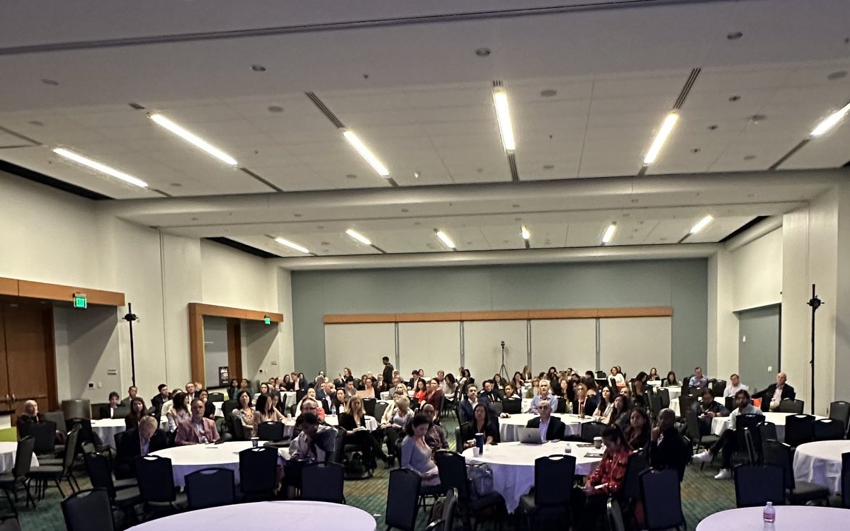 arnieadvincula's tweet image. @FMIGS1 PD/APD town hall @AAGL annual congress in Nashville. 61 fellowship sites represented and all talking about the future of #migs Onward & upward!!! The future is bright! @ColumbiaOBGYN