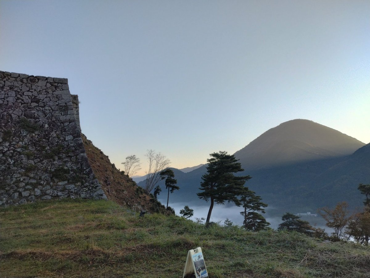 tsuwanok's tweet image. 雲海と紅葉と。
今年は雲海出る日が少ないですね…
#津和野城跡