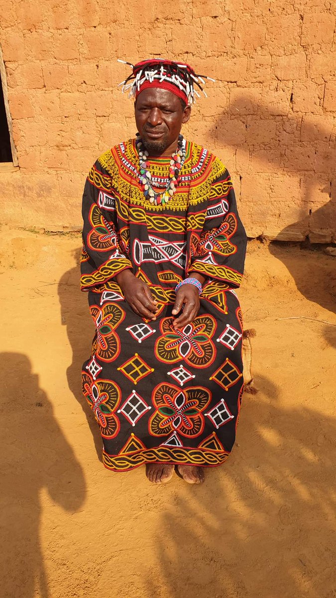 👀 hope these Fons of:

1- the Fon of Mekaf Village HRH Fon Ngoh Donatus &
2- the Fon of Zhoa Village HRH Fon Mvo Martin all in the Fungom Sub-Division wear it good also?

#culture #tradition