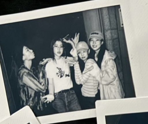 NEWSJENNlE's tweet image. 📸 231108 Soyoon Instagram update with #JENNIE