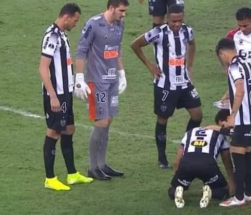 bizarrofut's tweet photo. Dia 169 - Goleiro Cleiton de sapato social https://t.co/3QctaeIRHZ
