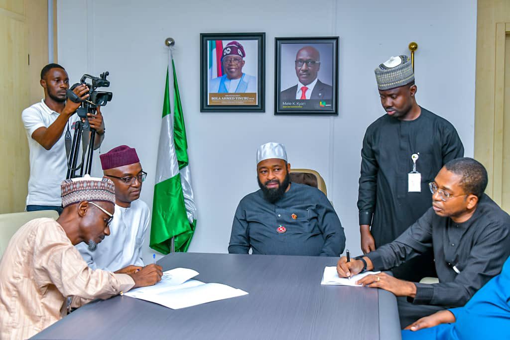 nsgreensummit's tweet photo. In a move that is directly borne out of the numerous successes of the recently concluded #NigerStateGreenSummit, the Nigerian National Petroleum Corporation @nnpclimited has Signed a Green Economy Development Agreement with the Niger State Government. https://t.co/8NQFr63GNZ