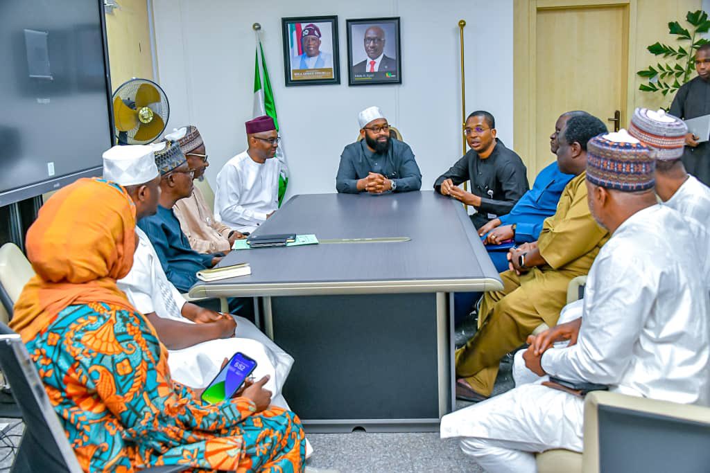 nsgreensummit's tweet photo. In a move that is directly borne out of the numerous successes of the recently concluded #NigerStateGreenSummit, the Nigerian National Petroleum Corporation @nnpclimited has Signed a Green Economy Development Agreement with the Niger State Government. https://t.co/8NQFr63GNZ
