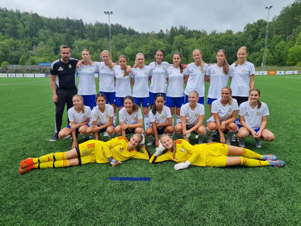 ViktorDuvald's tweet image. Då var två fantastiska säsonger som distriktsförbundskapten för flickor 07 i Göteborg avslutade. 
Har varit grymt kul att se alla spelare ta kliv i sin utveckling. Några har nått landslag, andra är på god väg. Kör hårt framöver! #Sweyouth #F07