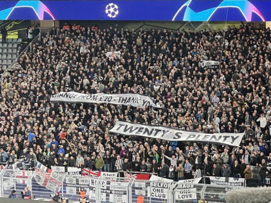 ”Con 20 es suficiente”

Son las libras (23€) que han pagado los hinchas del #Newcastle por ver en Dortmund la cita Champions de su equipo y han querido agradecerlo (al tiempo que los rivales criticaban su base saudí)

Alemania siempre es otra cultura fútbol y el resto, años luz