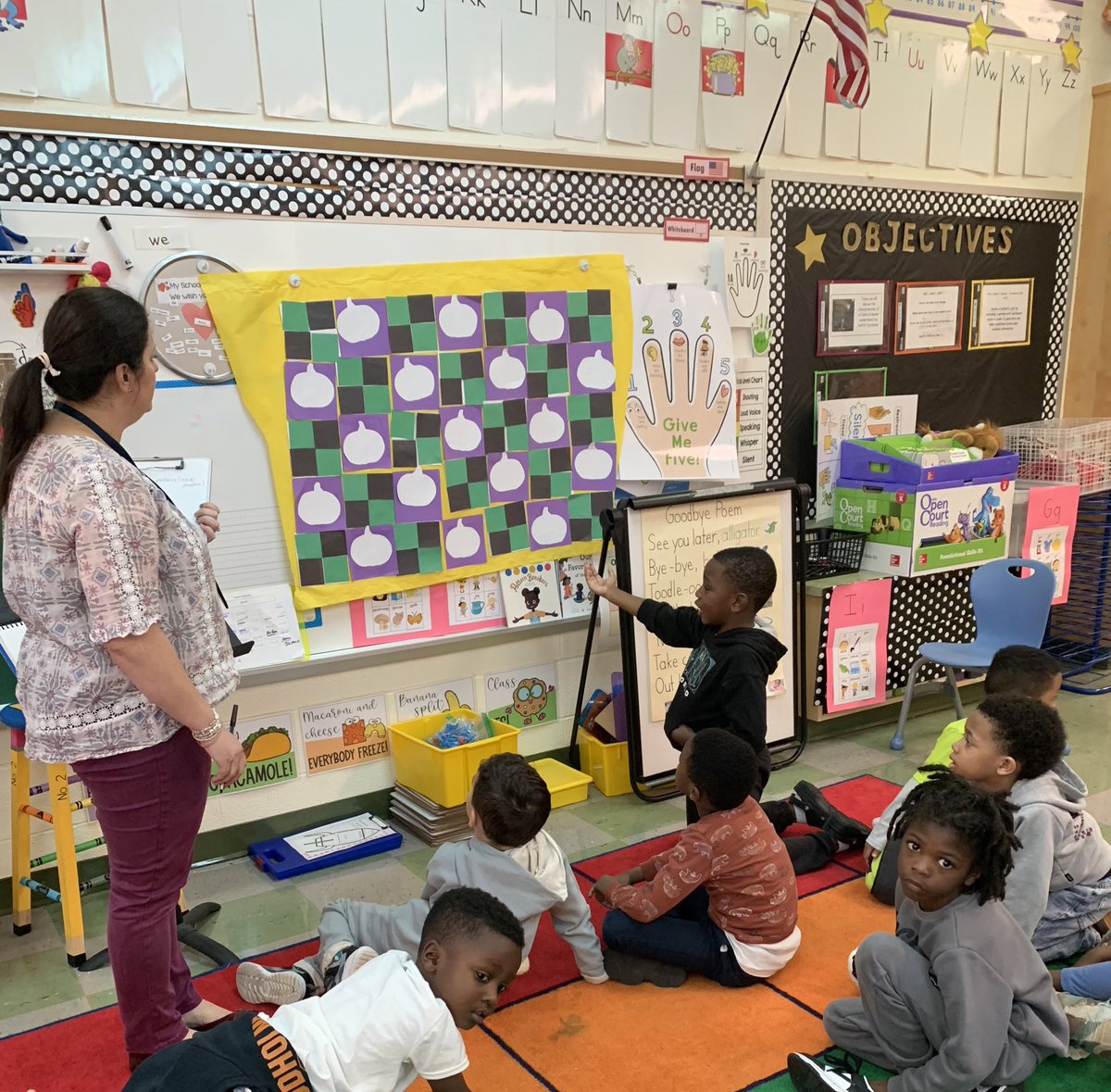 We created a class quilt using 🟩⬛️ and 🎃 and the Ss were able to state so many observant things and used some great math vocabulary too! #proudT @WoodholmeES @JulieMcDivitt @RadiahGarrett @PaulaDG14 @MarisaRardon #BridgesK