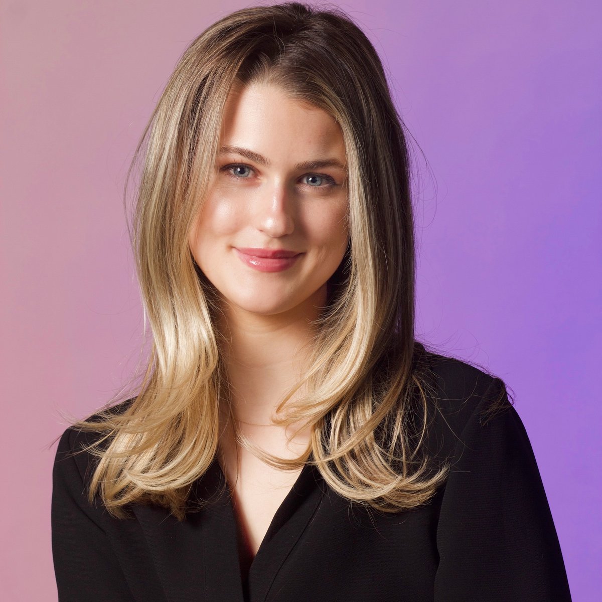 UOsojc's tweet image. Public relations major Bella Macleod wants you to know “it’s who you know, not what you know.” Learn how Macleod has used the networking skills she developed at the SOJC to find success inside and outside Allen Hall in our newest student blog! Click here: journalism.uoregon.edu/news/bella-mac…