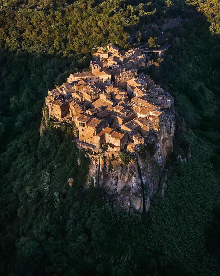 Calcata Vecchia  İTALYA

Geçmişi 3000 yıl öncesine dayanan bu köye duvardan açılan tek kapıdan giriliyor.