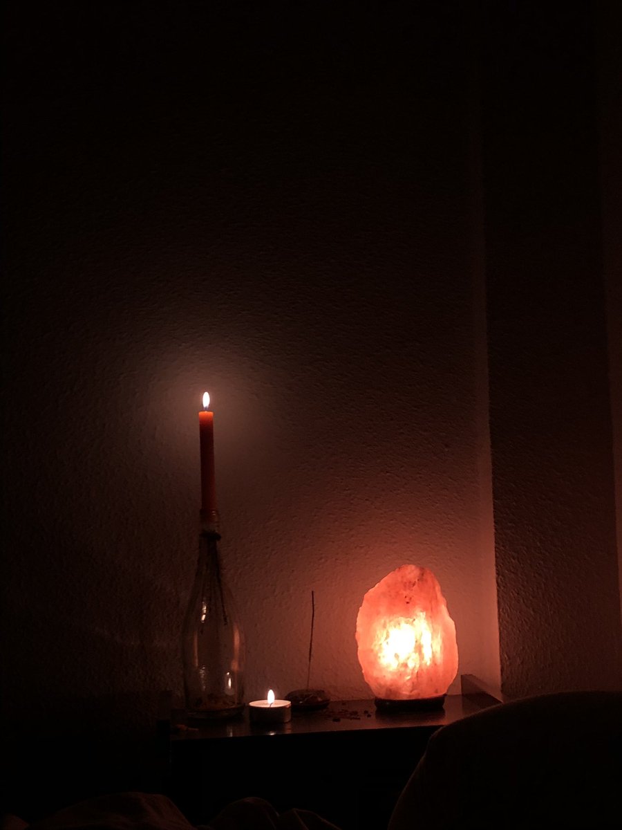 caarlamon's tweet photo. Mi habitación en los Madriles 🖤🕯️ https://t.co/MV9eBZMB01