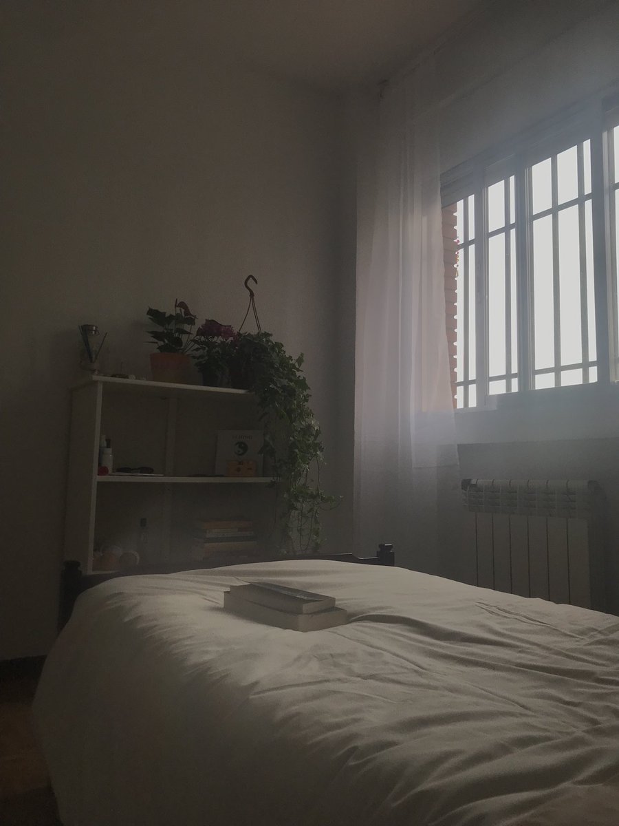 caarlamon's tweet photo. Mi habitación en los Madriles 🖤🕯️ https://t.co/MV9eBZMB01