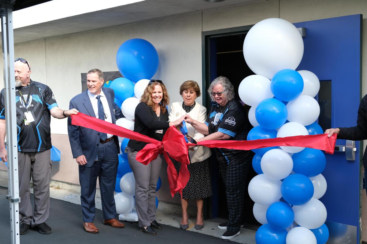 ESPORTS RIBBON CUTTING AT DIAMOND RANCH & PARK WEST HS - Superintendent Darren Knowles, PUSD Board Member Patty Tye, and other PUSD Administrators had the pleasure of visiting these two sites today and excitement was in the air for our PUSD students. #Proud2BePUSD #EsportsPUSD