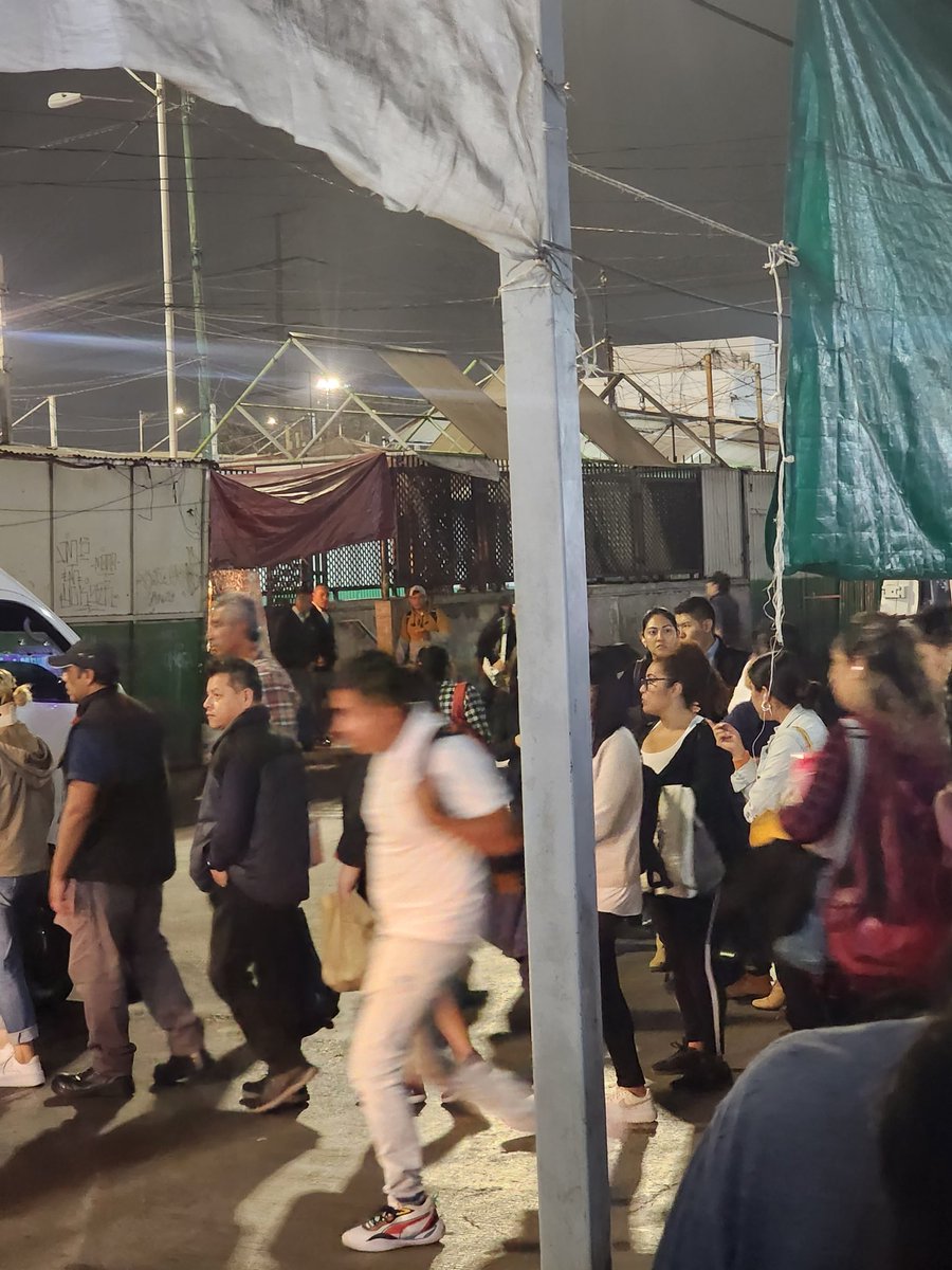Montzerrat_AT's tweet photo. Hoy otra vez lo mismo, más de una hora esperando la fila que no avanza porque la gente se mete y el checador sin decir NADA @SEMOV_Edomex https://t.co/AJ3107rqKn