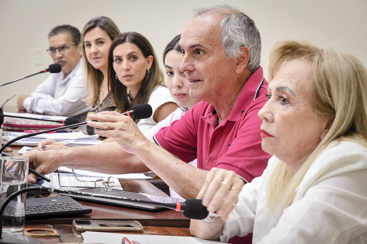 🏛👥️| Comisión de Legislación General 

Concejales analizaron junto a miembros del Tribunal de Cuentas el Decreto N° 244/23 que incluye en su Anexo el Cuadro de Cargos de la Estructura Orgánica Inferior de cada una de las Secretarías, y las obras en la plaza 9 de Julio.