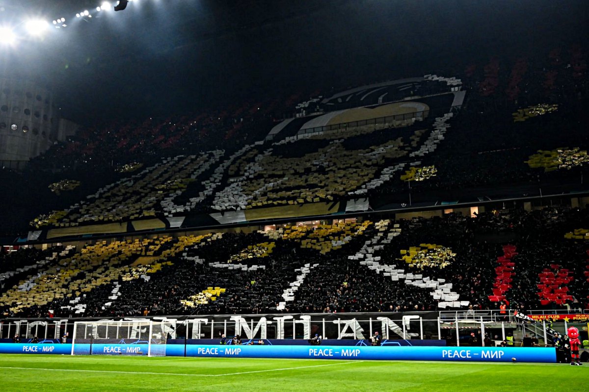 Na primeira volta, os adeptos do PSG mostraram um tifo de Jean-Paul Belmondo, no filme 'O Profissional', a disparar contra um diabo vermelho.

Os adeptos do Milan responderam na segunda volta com uma coreografia de Neo, de 'Matrix', a parar as balas 😎