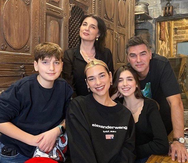 🦖 Estoy buscando miembros para la familia Marotti, espero puedan ayudarme con un RT
  ᅠ ᅠ         
• Padres de Livie.
•Hermano y hermana menores.
   ᅠᅠ         
La trama la comento por DM, podemos llegar a algún acuerdo. 🤝🏻