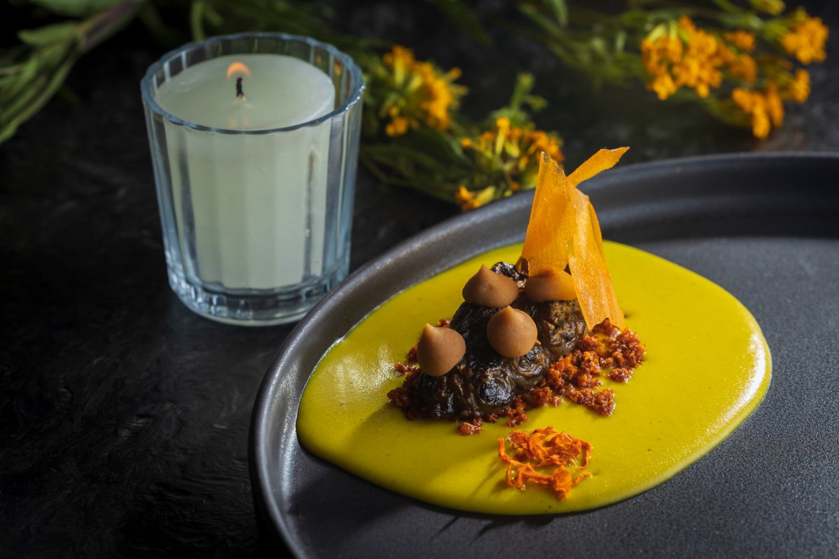 De nuestro Menú Degustación de Otoño, un plato que representa nuestro símbolo de vida y muerte en México: 

Tupinambo Nixtamalizado, Mole de Cempasúchil y Papel Chabacano preservado. 

Reserva tu mesa WhatsApp: bit.ly/38M6tsY 
opentable.com.mx/r/el-balcon-de…