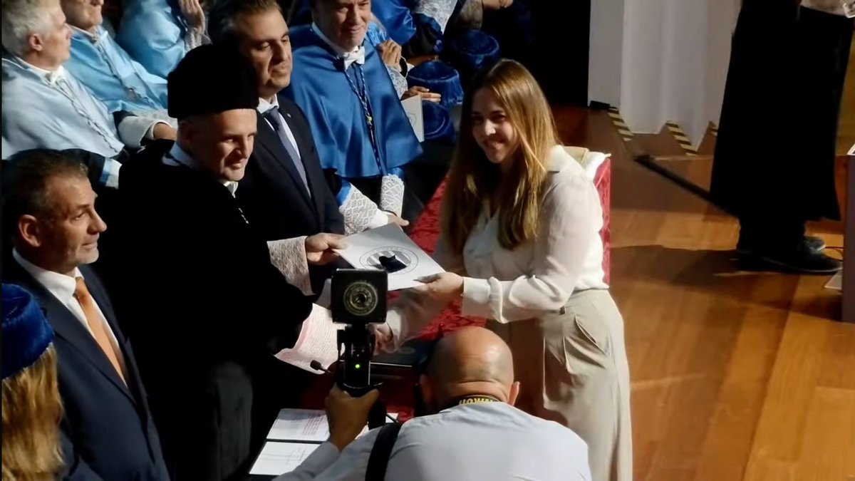 SCOPIA_UIB's tweet photo. L'@SCOPIA_UIB ha estat present avui a l'acte de reconeixement dels nous doctors i doctores de la @UIBuniversitat, en el que les doctores Lidia Talavera i Raquel Fernández han rebut l'anell distintiu després d'haver defensat la tesi aquest any. Molt orgullosos d'elles, enhorabona! https://t.co/B4EWPYo4cU