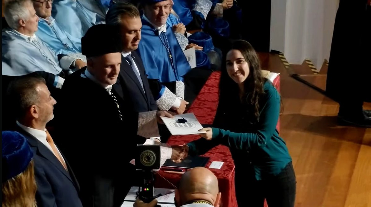 SCOPIA_UIB's tweet photo. L'@SCOPIA_UIB ha estat present avui a l'acte de reconeixement dels nous doctors i doctores de la @UIBuniversitat, en el que les doctores Lidia Talavera i Raquel Fernández han rebut l'anell distintiu després d'haver defensat la tesi aquest any. Molt orgullosos d'elles, enhorabona! https://t.co/B4EWPYo4cU