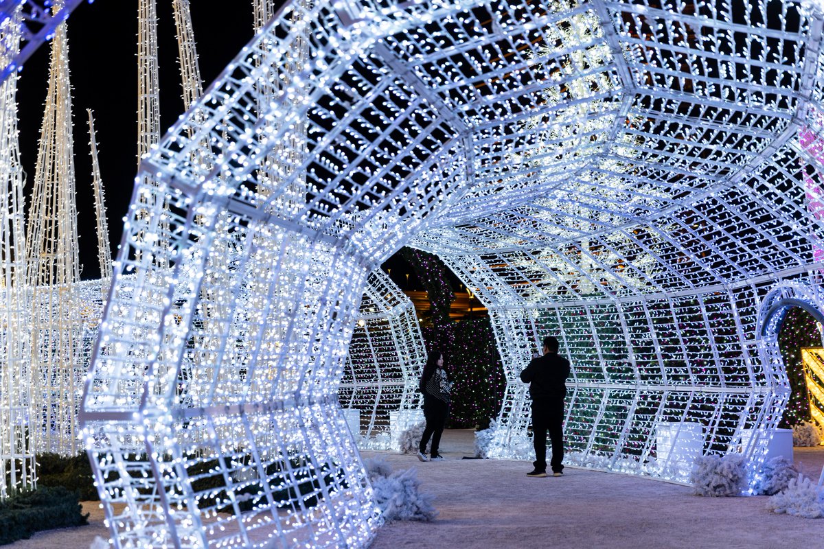 memphisredbirds's tweet photo. Deck the Diamond Holiday Spectacular! 
⛸️ - 3,600 ft ice skating rink
❄️ - over 190 light structures
🎅 - SANTA!!!!

🎫 What more could you ask for? https://t.co/ysbSAxLRJg https://t.co/rcvinuFufn