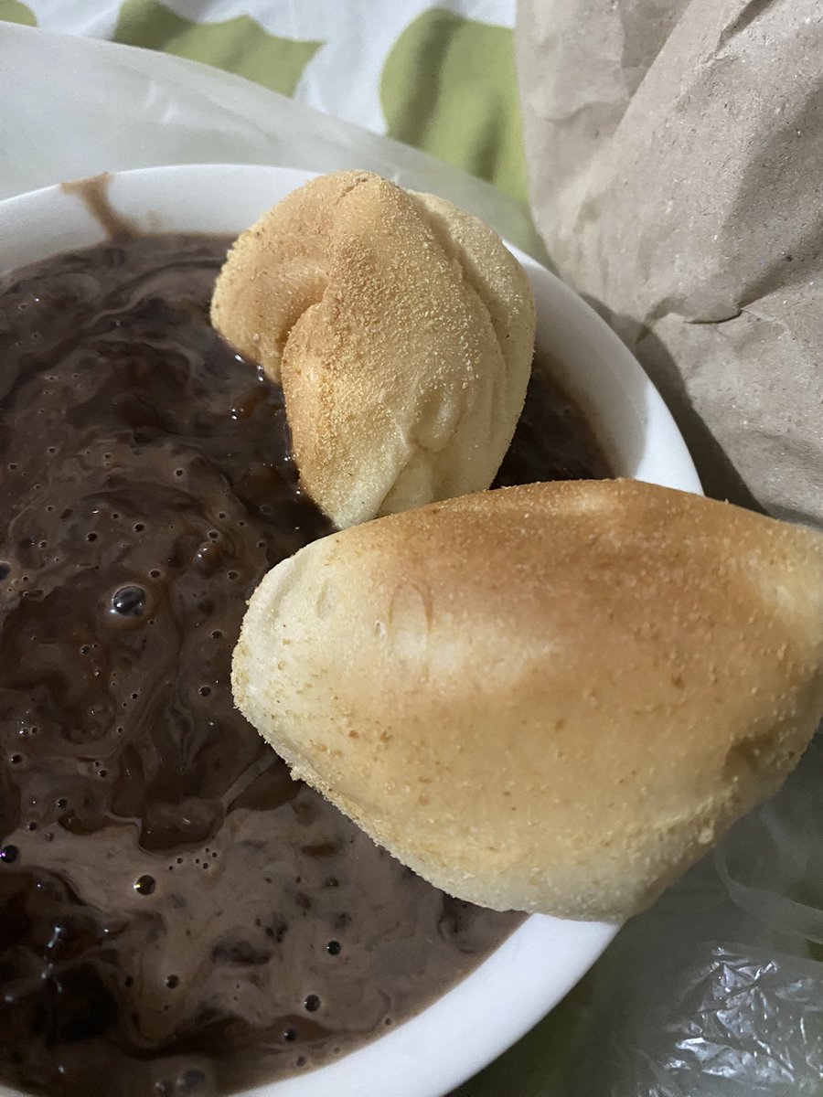 LizetteZambran4's tweet photo. Filipino breakfast means carbs on carbs #filipinofood #pinoybreakfast #champorado #pandesal https://t.co/bJJ6cdjpcP