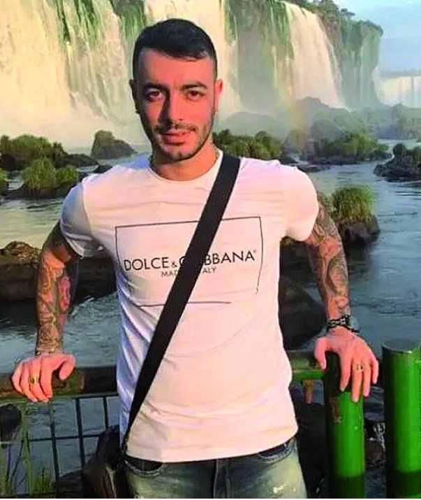 Competencia de cual es peor?

Marset: 32 años,importante narco de Bolivia, requerido por Uruguay en 2022,de acción en cono sur

Morabito: 57 años Rey de la cocaina de Milan, capo de la Ndragetha,requerido desde 1994.Mas buscado en Italia

Uno: pasaporte legal
Dos:fuga anunciada