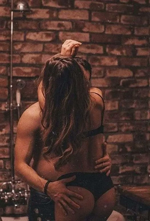 Me gusta sentirte excitada
al acariciar tus senos y el
deseo de abrir tus piernas,
y perdernos en ese mundo
de placer...

#UnaPlumaYUnDesvelo
#EroticoAquelarre
#LetrasConDeseos