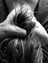 Observo tu rostro.
Froto tus labios con mi deseo.
Tu respiración se vuelve excitada.
Tus pensamientos salen por tu boca
y desean hacer el amor...

#UnaPlumaYUnDesvelo
#EroticoAquelarre
#LetrasConDeseos