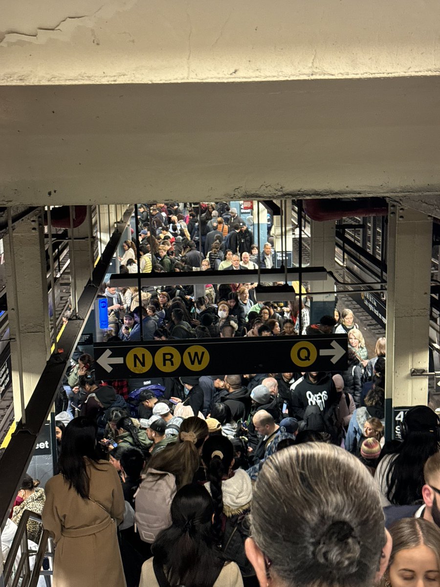 alexromano's tweet photo. When there’s no 7 train and no N/W train and no way to get to Queens @NYCTSubway https://t.co/Xjl25MYHU1