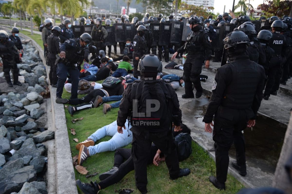 OrwinCC's tweet photo. @ProtegeryServir cuando te agarran protestando / @ProtegeryServir cuando asesinas a dos personas y eres amiguito de los gobernantes. https://t.co/9mQvWfNyPH