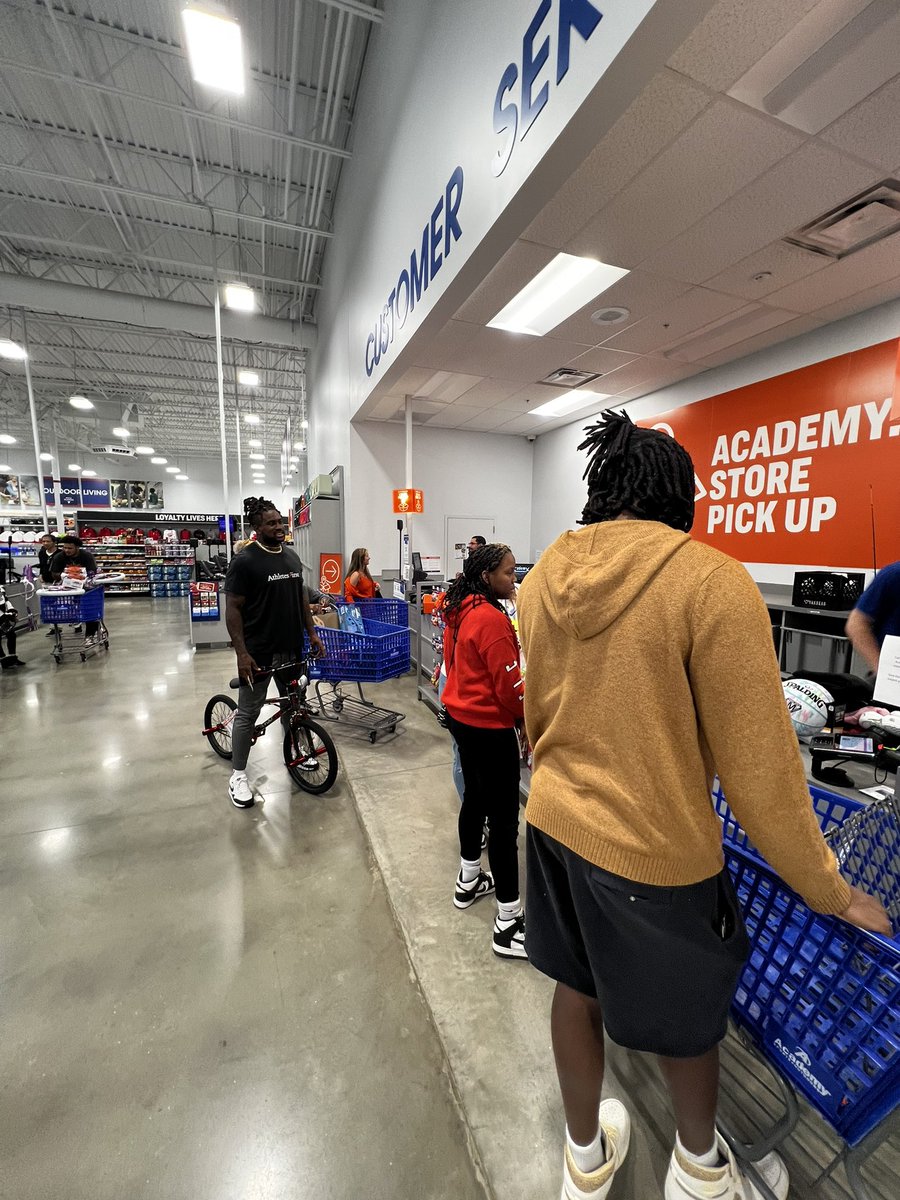 Then #Falcons players like Allgeier, Zach Harrison and Cordarrelle Patterson surprised six families at Academy Sports with a shopping spree around the store.

<a href="/ceeflashpee84/">cordarrelle patterson</a> really liked the bike