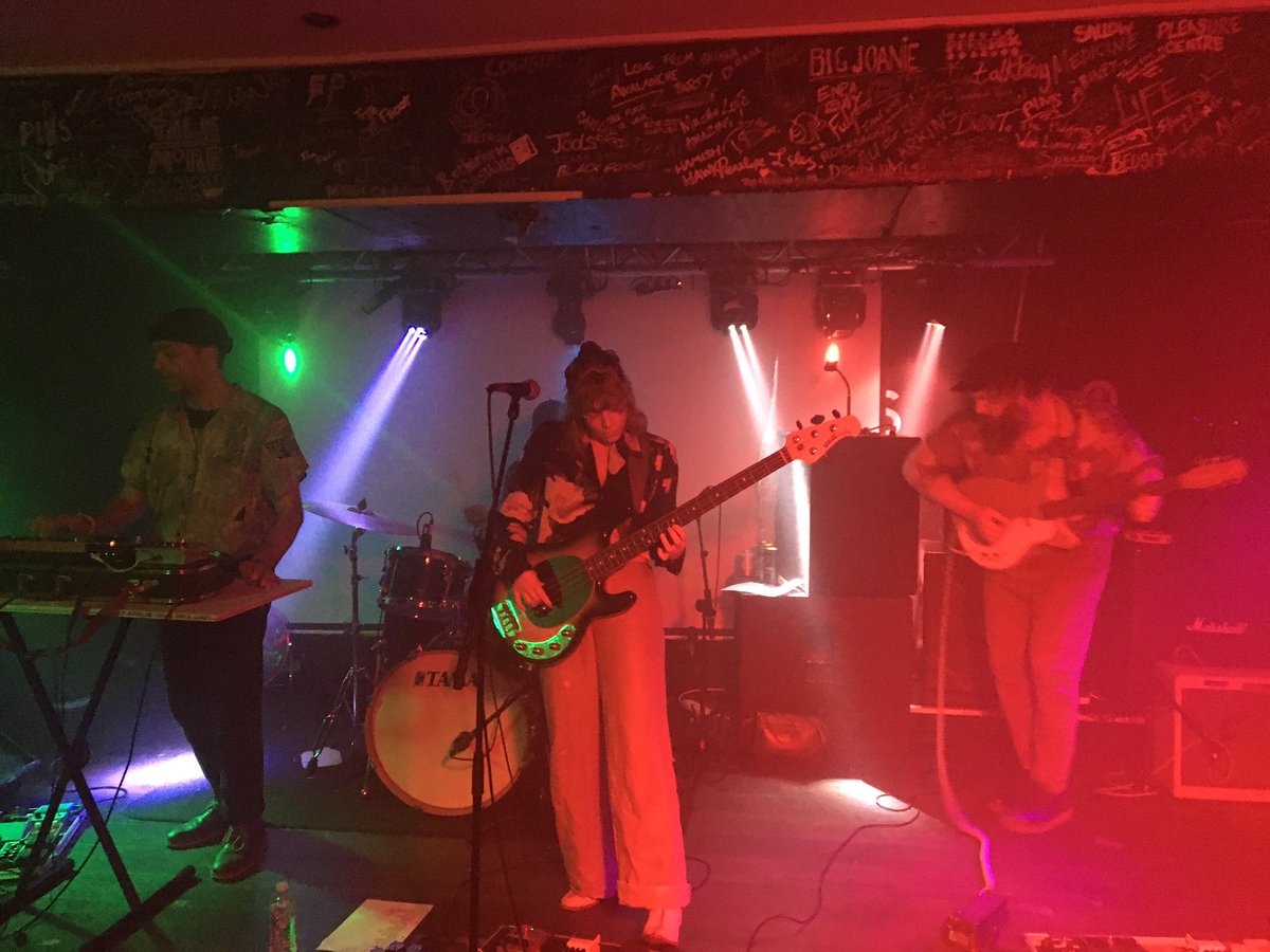 Space rockin’ instrumental surf-psych from Japanese Television at The Fulford Arms. Nice snare-sound backbone behind all the mad licks and FX. 👂 🪐 🏄 📺 🥁 🎸 👂