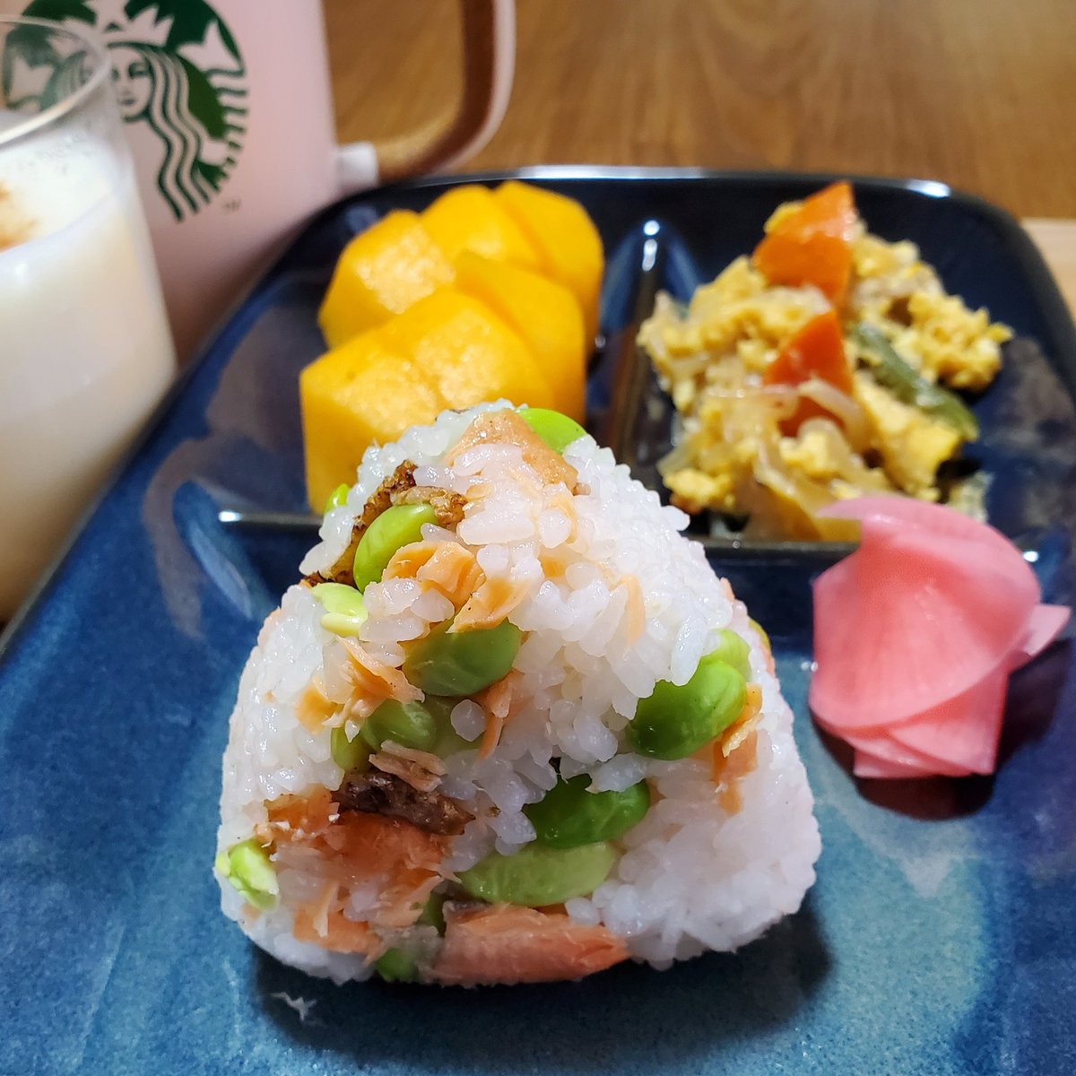 _yo_on_'s tweet photo. 今朝は鮭と枝豆の🍙

#OnigiriAction https://t.co/p4G0hZH5t8